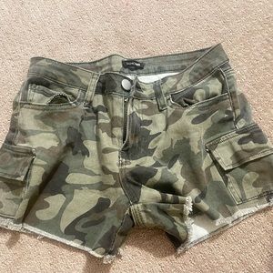 Fashion nova camo shorts low rise size 3